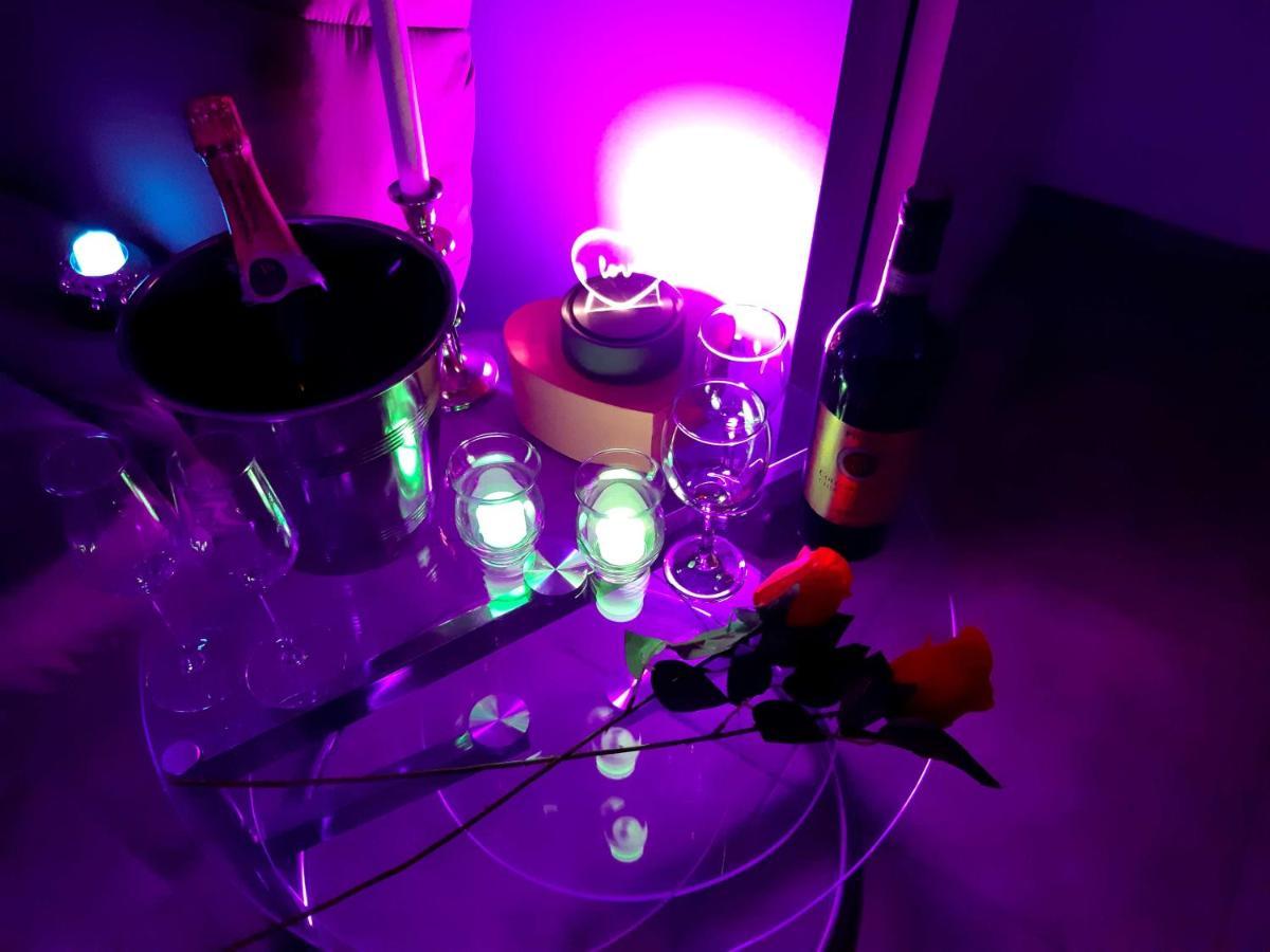 Un Sejour Romantique En Couple Avec Jacuzzi Prive Chromotherapie Jardin Maison Privee Ychoux Kültér fotó