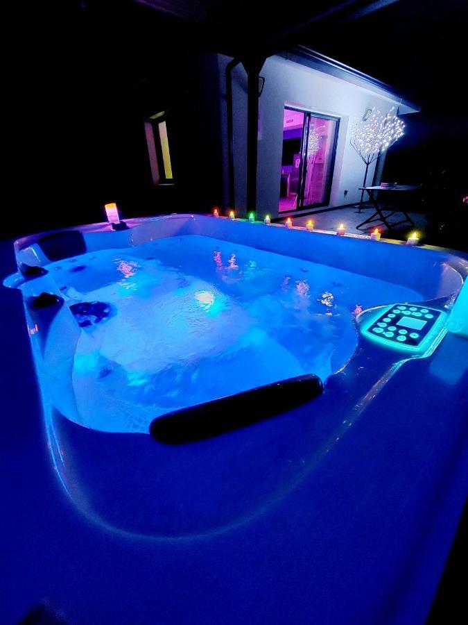 Un Sejour Romantique En Couple Avec Jacuzzi Prive Chromotherapie Jardin Maison Privee Ychoux Kültér fotó
