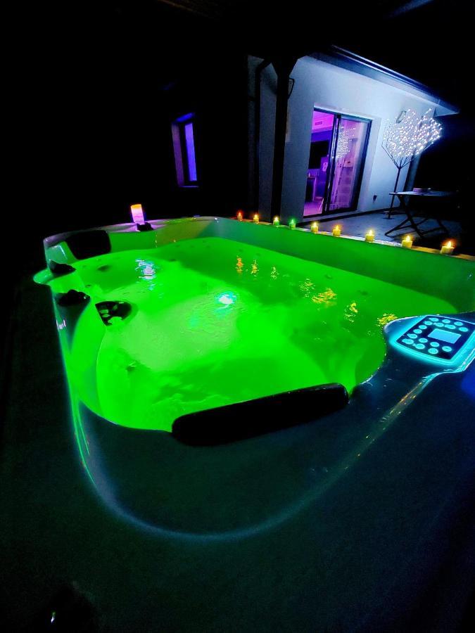 Un Sejour Romantique En Couple Avec Jacuzzi Prive Chromotherapie Jardin Maison Privee Ychoux Kültér fotó